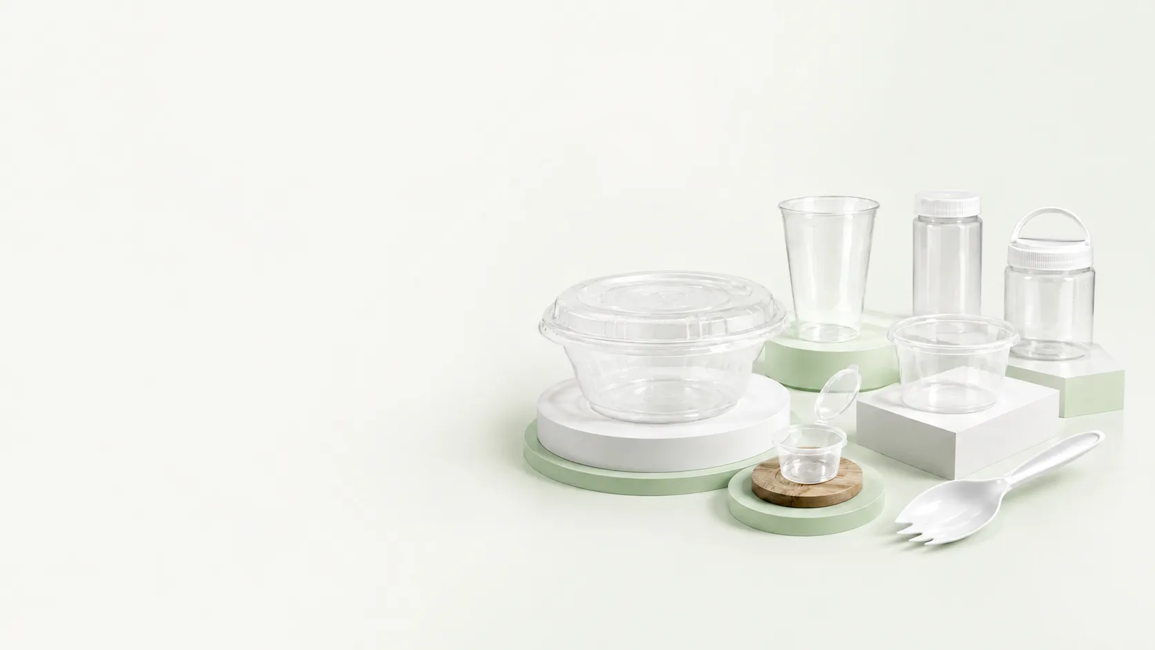 Produk kemasan plastik Wingoh termasuk cup, wadah makanan, alat makan, toples, dan aksesori garmen